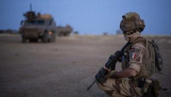 جندي فرنسي في مالي قبل الانسحاب