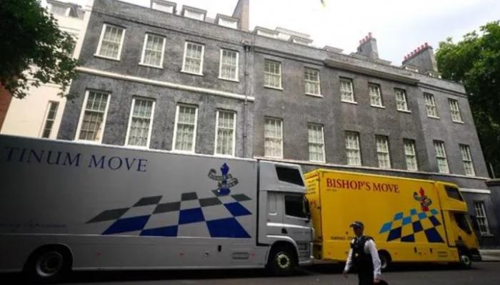 شاحنات نقل أمام المقر الرسمي لرئيس الوزراء البريطاني