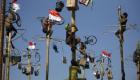 ویدئو | بالا رفتن از تیرهای چوبی صاف و روغنی در جشن استقلال اندونزی