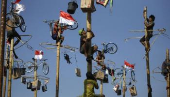 ویدئو | بالا رفتن از تیرهای چوبی صاف و روغنی در جشن استقلال اندونزی