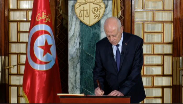 الرئيس التونسي قيس سعيد يصادق على الدستور الجديد