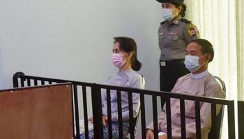 الزعيمة السياسية السابقة أونج سان سو تشي خلال محاكمتها