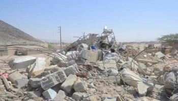 منزل مدمر جراء تعرضه لقصف حوثي في اليمن - أرشيفية
