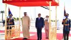 بالصور.. رئيس الإمارات يصل إلى مدينة العلمين ويلتقي الرئيس المصري