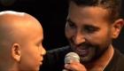 بكى ولم يتمالك نفسه.. طفل من محاربي السرطان يشارك أحمد سعد الغناء (فيديو)