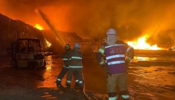 رجال الإطفاء أثناء إخماد النيران