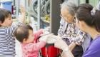 دار للمسنين في اليابان "توظّف" أطفالاً.. "العمل والنوم بمزاجهم"