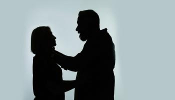 رجل يخنق امرأة - تمثيلية
