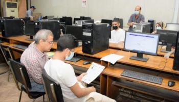 طالب يدون رغباته في تنسيق الثانوية العامة في مصر