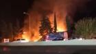 حريق هائل بالقرب من محطة وقود في لبنان (فيديو)