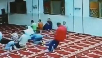لحظة سقوط المتوفى داخل المسجد