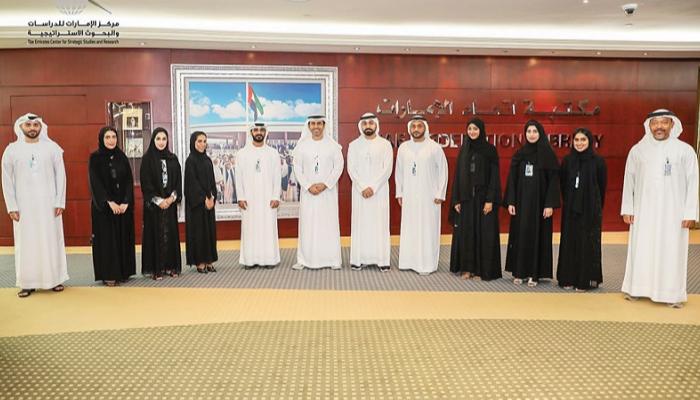 سلطان النعيمي يتوسط الباحثين المبتعثين