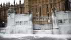 İngiltere'de parlamento binasına boyalı saldırı