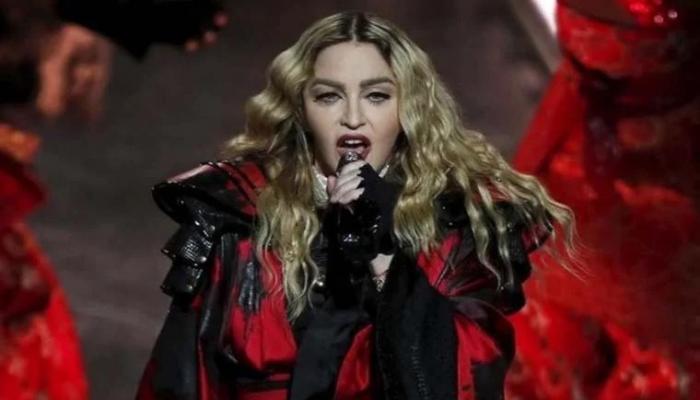 Madonna'nın klip çekimini polis bastı
