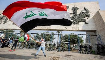 عراقي يلوح بعلم بلاده
