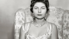 عکس تاریخی از لباس عروس ۳۰ کیلویی ملکه ایران!