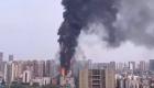 حريق كبير في ناطحة سحاب وسط الصين.. نيران مستعرة ودخان كثيف (فيديو)