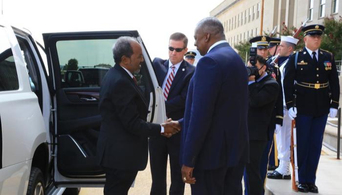 الرئيس الصومالي مع وزير الدفاع الأمريكي