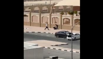 لقطة من فيديو اعتداء الرجل على زوجته 
