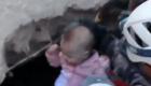 ویدئو | لحظه بیرون کشیدن «نوزاد زنده» از زیر آوار ساختمان در اردن