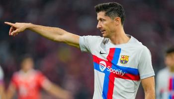 روبرت ليفاندوفسكي بالزي الأبيض لبرشلونة هذا الموسم