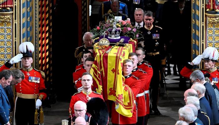 نعش الملكة إليزابيث في آخر محطات الجنازة الرسمية- رويترز