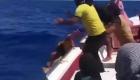 فيديو يفطر القلوب.. مهاجر سوري يرمي جثة طفله في عرض البحر