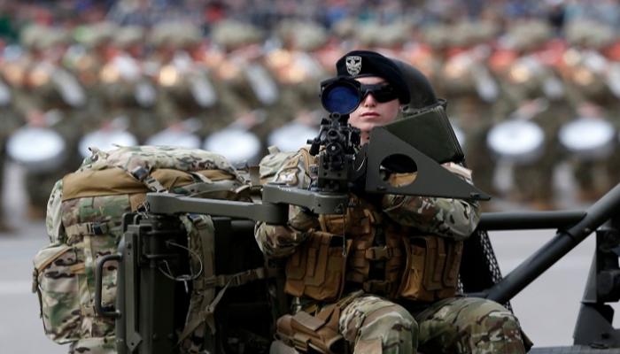 مجندة تشيلية تحكم قبضتها على أحدث الأسلحة- الفرنسية