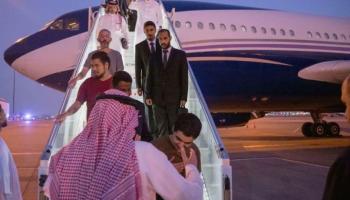 جانب من وصول الأسرى إلى أحد المطارات السعودية