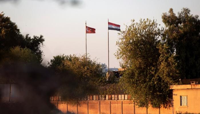 أعلام سورية وتركية على الحدود بين البلدين- رويترز
