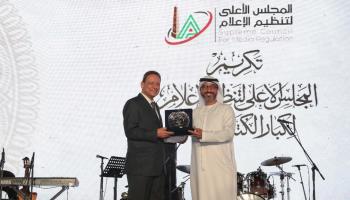 كرم جبر يسلم محمد الحمادي جائزة "الرواد"
