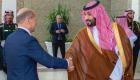 ولي العهد السعودي يرحب بالمستشار الألماني بمصافحة قوية (فيديو)