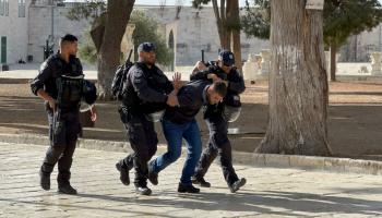 اعتقال أحد المصلين من ساحات المسجد اليوم