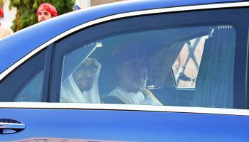 الشيخ محمد بن زايد إلى جوار سلطان عمان هيثم بن طارق