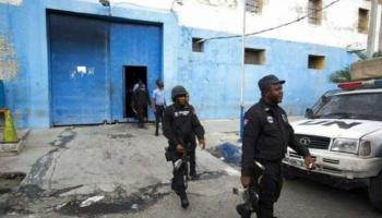 قوات الشرطة أمام أحد سجون هايتي 