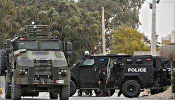 مركبتان عسكرية وأمنية في تونس