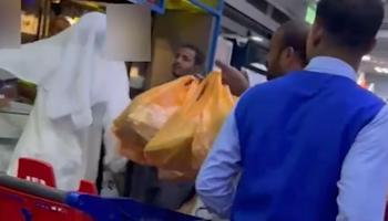 لحظة اعتداء الكويتي على العامل