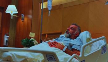 حسن البلام على سرير المستشفى