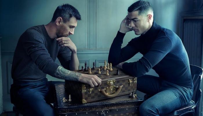 Photo de Messi et Ronaldo jouant aux échecs