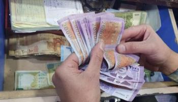 الليرة السورية تشهد تراجعا كبيرا بسعرها الرسمي مقابل الدولار