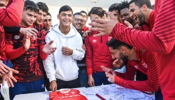 كريستو وسط زملائه في النجم الساحلي 