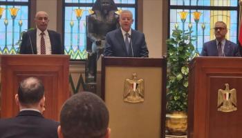 صالح والمشري ورئيس مجلس البرلمان المصري حنفي جبالي عقب الاجتماع