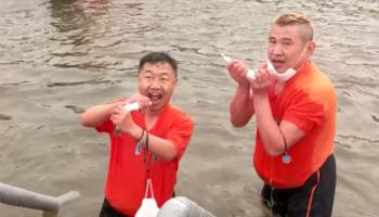 ماهیگیری دسته‌جمعی در جشنواره‌ یخ کره‌جنوبی (+ویدئو)