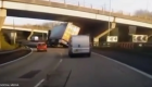 فیلمی از یک تصادف نفس‌گیر در بریتانیا در پی واژگونی کامیون