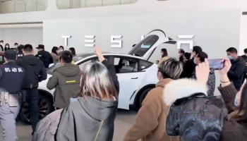 احتجاجات بمركز توزيع سيارات تسلا في الصين