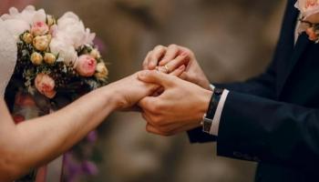 شاب يضع خاتم زواج في إصبع فتاة- أرشيفية