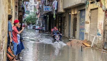 شاب يقود دراجة نارية وسط مياه الأمطار بأحد شوارع الإسكندرية- أرشيفية