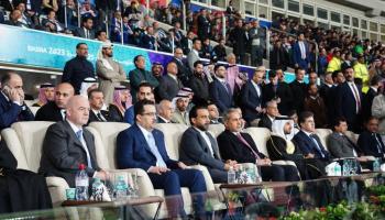 السوداني بجانب عدد من المسؤولين خلال افتتاح خليجي 25