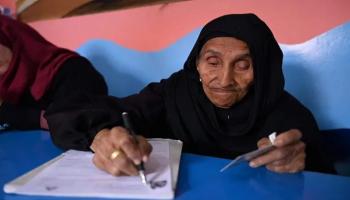 الحاجة زبيدة تجتاز اختبار محو الأمية في مصر
