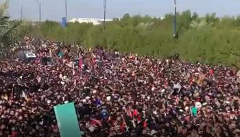 تدافع بين المشجعين في محيط ملعب جذع النخلة بمحافظة البصرة